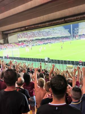 A post by @peppe_990 on TikTok caption: MEGLIO LA SALERNITANA CHE LA COPPA DEI CAMPIONI 😍#neiperte #perteeee #foryou #forzasalernitanapersempre❤️🇱🇻 #ultrassalernitana #salernitanasampdoria 