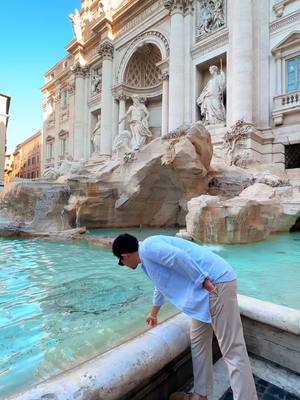 A post by @kevin.rtk on TikTok caption: Si tu veux des photos sans la foule📷, réveille-toi à 6h du mat’. Ça vaut le coup👌 📍Fontaine de Trevi, Rome 🇮🇹 . . #trevifountain #rome #italy #italygram #reality #fyp 