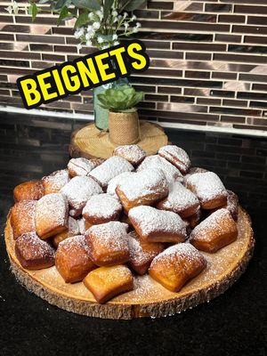 A post by @lesdelicesdegrace on TikTok caption: BEIGNETS FAIT MAISON  4 tasses de farine tout usage 1 tasse de lait entier, chaud 2 cuillères à café de levure boulangère  1/2 tasse de sucre blanc  1 cuillère à café de sel 2 gros œufs, température ambiante 6 cuillères à soupe de beurre fondu 1 cuillère à café d'extrait de vanille Sucre glace pour sou poudrer #cotedivoire🇨🇮 #tiktokcotedivoire🇨🇮 #tiktokcotedivoire🇨🇮tiktok225 #camerountiktok🇨🇲 #tiktokguinée🇬🇳 #tiktokfrance🇨🇵 #cotedivoire🇨🇮225 #tiktokcongokinshasa🇨🇩🇨🇩🇨🇩 #tiktoktogo🇹🇬 #tiktokburkinafaso🇧🇫🇧🇫🇧🇫🇧🇫 #tiktokmali🇲🇱223 #lesdelicesdegrace #tiktoktogo🇹🇬 #tiktoknigeria #beignets #donuts #galette 