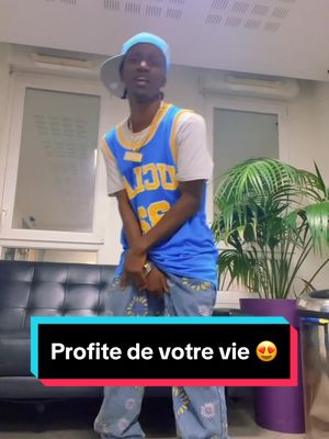 A post by @rsk__697 on TikTok caption: Quand on aime une petite beauté tout mimi quoi  Le F cest pour toi  #guineenne224🇬🇳 #guinee🇬🇳🇬🇳 #viralvideo #fym #fup #conakryguinea🇬🇳🇬🇳🇬🇳 #tiktokindia #usa 