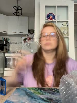 A post by @mllesteffie on TikTok caption: Épisode deux dans la vie d’une free-lance, un petit peu perdue, #montage #vinted #funkopop #speedrun #PremiereRush 