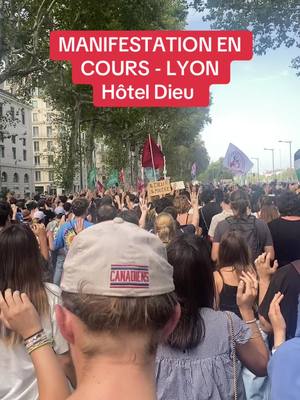 A post by @media_lyon on TikTok caption: Manifestation massive en cours à Lyon vers Hôtel Dieu qui longe les Quais du Rhône. En réaction a la nomination de Michel Barnier. Le 07/09/2024. 