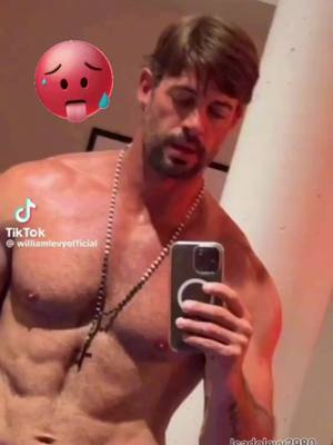 A post by @isadolevy2980 on TikTok caption: ayuda, me siento muy mal 😜❤️que hombre tan hermoso eres William Levy Entonces mi corazón no puede soportarlo 😂 #williamlevy🥰 