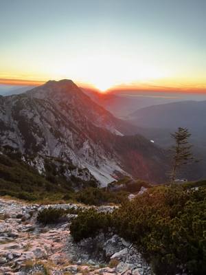 A post by @niklas_jodgalweit on TikTok caption: #mountains #Hiking #sunset #life #fyp #foryou 