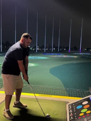 A post by @diegocontreras on TikTok caption: Unos cuantos tiros buenos 😂 (buenos no somos pero malos tampoco) el final mi apa🤣🚀#topgolf #ontario #golf #fyp 