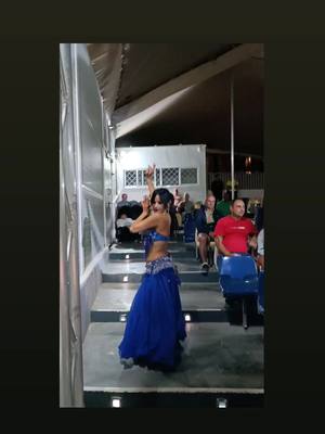 A post by @lauranazli on TikTok caption: final de show por todo lo alto #shikshakshok #bellydancetiktok #bellydancer #danzaarabe #danzadelvientre @Tharsis Bellydance Company @Shahla Sousa 