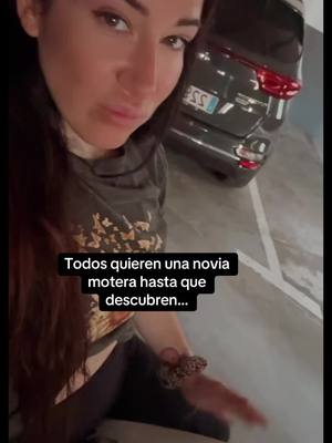 A post by @judithonda on TikTok caption: Todas con la personalidad parecida? 🤭 #moteras #biker #motorcycle #bike #bikergirl 