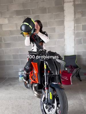 A post by @superdukegirl on TikTok caption: Eso si no revientas la moto😂 #superduke1290r #superduke #superdulegirl#CapCutAmor 