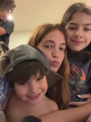 A post by @pili_pascual_ on TikTok caption: Los amo ❤️