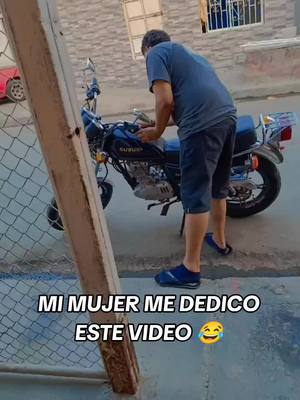 A post by @carlitosandres_ on TikTok caption: CUANDO MAS A MI MOTO QUE A MI MUJER JAJA 😂 #suzukign125 #moto #guayaquil #viral #parati #carlosfutbol 