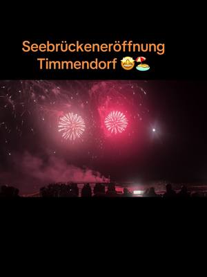 A post by @melanierosenthal1 on TikTok caption: #seebrücke#feuerwerk#timmendorferstrand #ostsee#strand#beschlife#fy#viral#ortefüralle#firework 