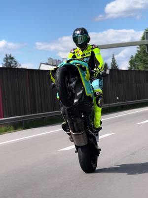 A post by @gmw_official on TikTok caption: #s1000rr #bikelife #biketok #biker #munich 