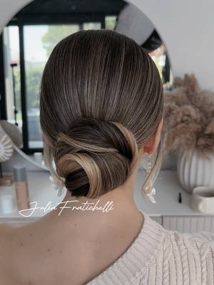 A post by @juliafratichelli on TikTok caption: One of the most popular hairstyles on my page is this low bun with 2 fishtails. To be honest, I used to hate braiding! 😅 When a bride asked for braids, it felt like a nightmare. It was definitely my weak spot. But did I give up and turn away brides who wanted braids? Nope! Instead, I practiced daily, learned new techniques, and developed a system. Now, you’ll see tons of braided styles on my page! The message? Never give up, even if something doesn’t come easily. Mastery takes time and effort—whether it’s practice days or learning new techniques on courses. Forget about your ego and remember, there’s always room to improve. Let’s keep pushing ourselves to be better than yesterday! 💪 #juliafratichelli #juliafratichellibridalhairstylist #bridalhairstyle #bridallook #bridalhair #stepbystephair #stepbystephairstyle #hairideas #hair #frisur #frisuren #kreativitat #brautfrisuren #hairstylist #haireducator #haireducation