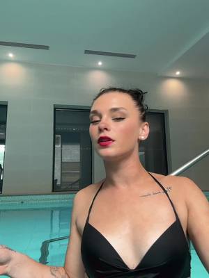 A post by @alison__dlg on TikTok caption: En live en ce moment ❤️ #cejour #foryoupage #fyp #fypage #prtoiシ #tiktok #foryou #devinelapersonne #prt #fypシ #pourtoi #piscine #2024 #amour #homme 