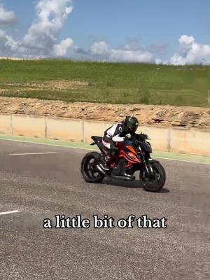 A post by @superdukegirl on TikTok caption: No estamos tristes, sólo necesitamos rodar en circuito 😂 #superduke1290r #circuitoalcarras #superdukegirl 