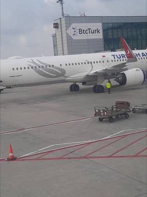 A post by @khalifatoulababacar on TikTok caption: #istanbul🇹🇷 #istanbulairport  #toitaly 