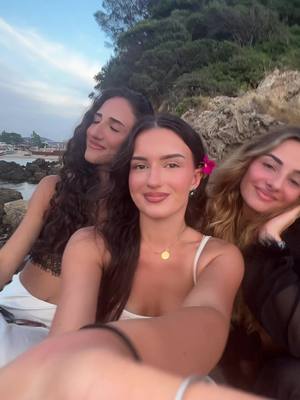 A post by @eliibiba on TikTok caption: Ti si riempiono gli occhi con le onde del mare🌊❤️‍🩹 #greece🇬🇷 @Amina Saliu @xhoiis 