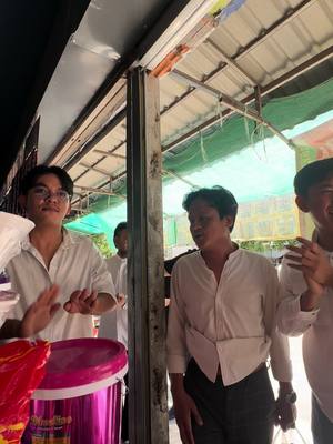 A post by @trollpumotodub.com on TikTok caption: ទិញទឹកប្រគេនលោក   #joking #funnymemes #funnyvideo 