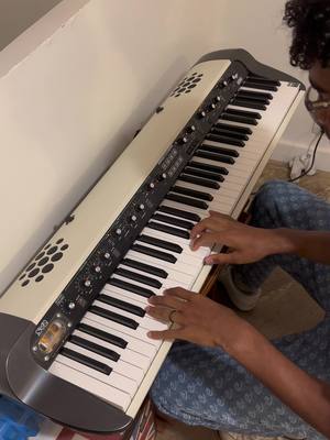 A post by @julian_amah on TikTok caption: #piano #johnlennon #imagine #musique 