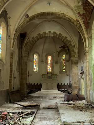 A post by @axelgrmd on TikTok caption: Exploration d’une magnifique petite église 🏚️📷 #urbex #urbexworld #pageforyou #foryour #pourtoii #ruine  Rejoint moi sur a.g._photographie (Facebook et Insta) 🤩