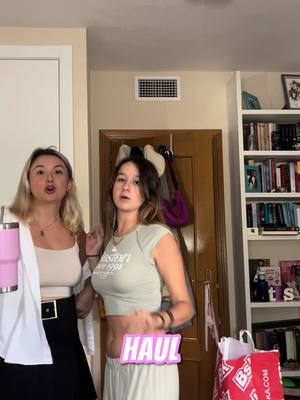 A post by @_luchonce on TikTok caption: un tímido haul de ropajes con @inés #fyp #fyppoppppppppppppppppppppppp #parati #paratiiiiiiiiiiiiiiiiiiiiiiiiiiiiiii #paratii #humor #comedia #sister #hermanas #hermana #haul #OOTD #outfitinspo 