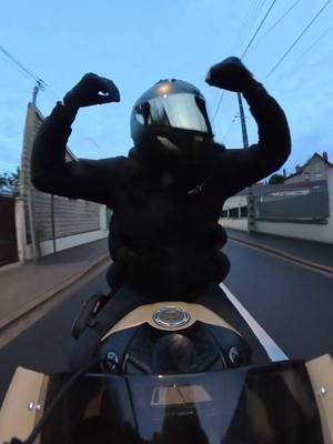 A post by @amt_biker on TikTok caption: Merci @Tonton Baba 👑 je le fait tout le temps maintenant 💀#pourtoii #foryou #biker #humour #fou #crazy #danse 