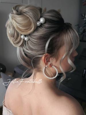 A post by @juliafratichelli on TikTok caption: Quick high bun tutorial ✅ Save it for later and let me know if you’d try this on your clients! 💁‍♀️ #juliafratichelli #juliafratichellibridalhairstylist #bridalhairstyle #bridallook #bridalhair #stepbystephair #stepbystephairstyle #hairideas #hair #frisur #frisuren #kreativitat #brautfrisuren #hairstylist #haireducator #haireducation 