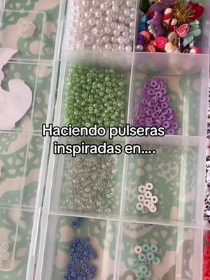 A post by @pulseras.by.isaa on TikTok caption: Haciendo pulseras inspiradas en Maquillaje!!! 💕😋⭐️|| #fyp #Viral #parati #pulseras #bracelet @TikTok 