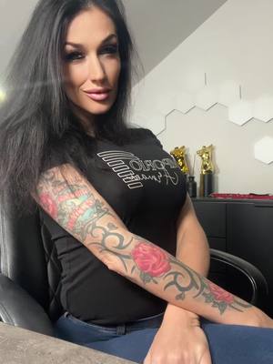 A post by @justmeli.official on TikTok caption: Männer, daran merkt ihr es😉 ##männer##tipps##girl##zweideutig##humor##lypsync##melideluxe##justmeli##beine##fyp