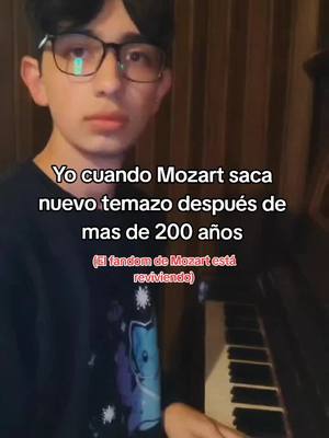 A post by @armandocorona22 on TikTok caption: Tengo una peluca de Mozart así que no me podía resistir a grabar este video jsjs. No me juzguen, ya se que toco muy raro jsjs, no soy pianista #mozart #Mozart #wolfgangamadeusmozart #amadeus #amadeusmozart #fyp #foryoupage❤️❤️ #foryoupageofficial #classical #classicalmusic #musica #musicaclasica #viraltiktok #piano 