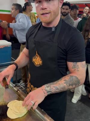 A post by @elpastordelrica on TikTok caption: Se abrió la convocatoria a taqueros! y ya lo encontramos! @canelo @Ricalvarez01  #caneloalvarez🇲🇽 #notacosnolife #elpastordelrica #tacolovers #canelofans #visitamexico #visitaguadalajara 