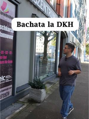 A post by @dkh_sprachschule on TikTok caption: So kauft man das Buch 😎