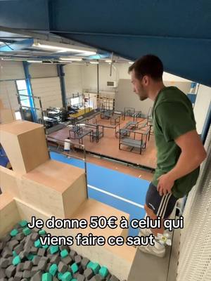 A post by @val_fian7 on TikTok caption: Impact land 💥 Rdv à @Kimeo.Lyon  #parkour #freerun #saut #press #jump #high #impact #extreme