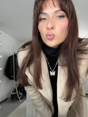 A post by @leylaa.zbk on TikTok caption: #getreadywithme #foryoupage #fürdich #trendingvideo #grwmmakeup #autumnoutfits #mamacitasrepost 