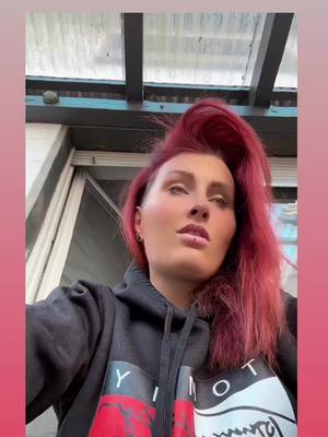 A post by @samirapeters on TikTok caption: ☀️🍁#girlhowlovegirls🌈#lgbtq🏳️‍🌈#herbst#singlelife#pflegemitherz#selflove 