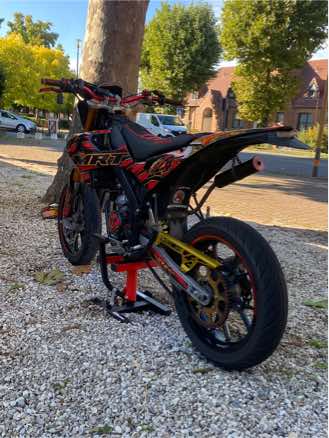 A post by @louloudax on TikTok caption: @PA©️ÔME #50cc #moto #supermot 