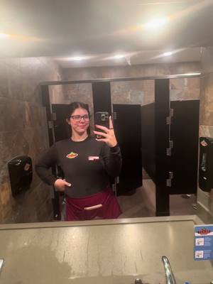 A post by @hay1502 on TikTok caption: Come work w me🤎🤠👀  #fy #viralvideo #texasroadhouse #serverlife #counttipswithme #workwme #serverproblems #real #servertok #relatable #sidework 