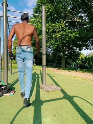 A post by @abou_samassa on TikTok caption: #abousamassa #workout💪🏽 #soninkara🇸🇳🇲🇱🇲🇷🇬🇲🇬🇳 #💪🏽💪🏽❤️❤️❤️😘😘🤘🏻👍 #bercystreetworkout🦅🐺🦁🔥🔥 