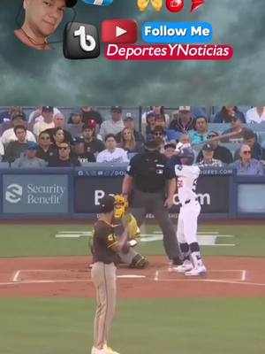 A post by @deportesynoticias on TikTok caption: Bochornoso momento se vivió este pasado domingo 6 de octubre del 2024 en el #dodgerstadium. #sandiegopadres #MLB #NLDS #POSTSEASON #POSTEMPORADA #BÉISBOL 