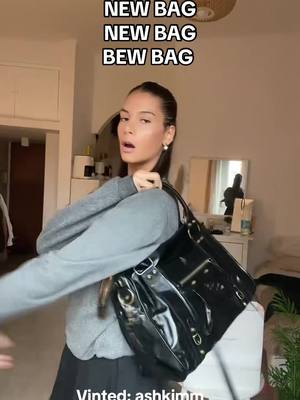 A post by @ashkimm___ on TikTok caption: Citybag grande in vera pelle disponibile su vinted: ashkimm 💕 #citybags #balenciaga #vinted #fy #neipertee #citybag 