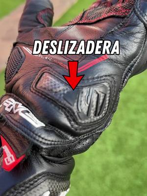 A post by @zyphern on TikTok caption: Las deslizaderas son una de las medidas de protección principales que debemos tener en cuenta a la hora de comprar unos guantes para moto. El propio instinto nos hace colocar las manos de tal manera que suelen ser lo primero en tocar el suelo en caso de accidente. Un guante sin deslizadera tiende a “engancharse” en el asfalto debido a su alto Coeficiente de Rozamiento. Otras medidas como la protección de nudillos, falanges, muñeca o el puente antitorsión también son muy recomendables. Sígueme para más contenido de calidad✌️  YT: Zyphernmoto