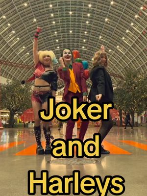 A post by @napetc on TikTok caption: @ANA_sstey #joker2 #jokermusical #jokerandharley #harleyquinn #joker #jokerfolieadeux #napetc #cosplay #margotrobbie 