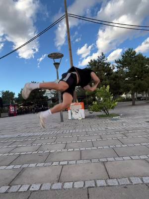 A post by @val_fian7 on TikTok caption: Ma tête à la fin 🤣 #parkour #freerun #jump #lyon #street #outdoor 