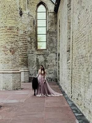 A post by @pixellponies on TikTok caption: Fotoshoot gehad met fie. Zo benieuwd naar het eind resultaat❤️ . #horses #horse #foryoupage #foryou #shetlander #shetlandpony #minihorse #fotoshoot #church 