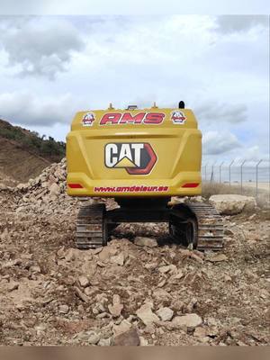 A post by @danielmartinezhev on TikTok caption: Dos B...🫣🥰😂 . #caterpillarequipment #caterpillar352 #teamams #352 #catspain #excavatoroperator #SantJordi2024 #mitrabajo #cat352 #parati #paratiiiiiiiiiiiiiiiiiiiiiiiiiiiiiii #caterpillar #earthmoving 