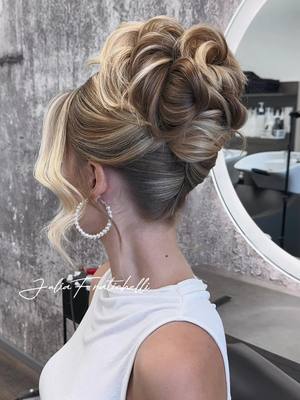 A post by @juliafratichelli on TikTok caption: Elegant, textured bridal hairstyle for mediu hair. Save it for later and give it a try! #juliafratichelli #juliafratichellibridalhairstylist #bridalhairstyle #bridallook #bridalhair #stepbystephair #stepbystephairstyle #hairideas #hair #frisur #frisuren #kreativitat #brautfrisuren #hairstylist #haireducator #haireducation 