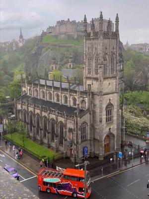 A post by @iangblack on TikTok caption: Edinburgh 🏴󠁧󠁢󠁳󠁣󠁴󠁿 #Scotland #visitscotland #edinburgh #visitedinburgh #edinburghcastle #castle