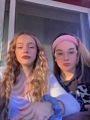 A post by @marta._.ldbofc on TikTok caption: tu duo de rubias favorito @aaandreeaa.🩸 🩵