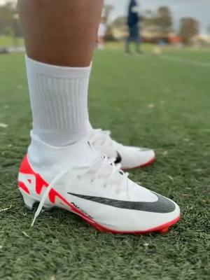 A post by @futbol_humor1 on TikTok caption: Nada mejor que el fútbol #futbol #fypシ #botines #Soccer 