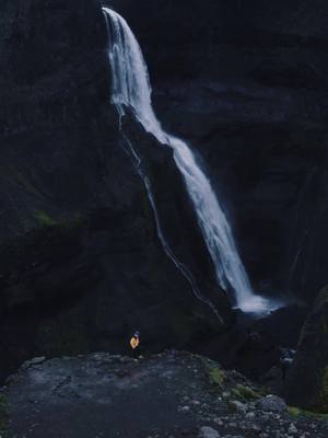 A post by @lotterlive on TikTok caption: On the edge 🏔️ #tiktoktravel #traveltiktok #tiktoktraveltrend #reiselust #wanderlust #berge #icelandtravel #dronevideo 